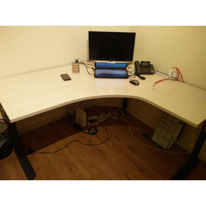 Corner desk